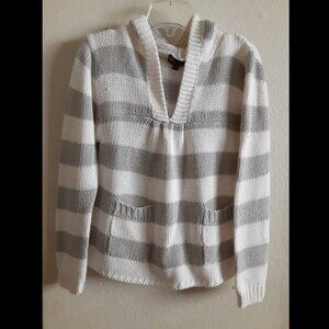 Coastal Grandma Boho Chic Athleisure Nautical Striped Gray White Knit Sweater 12